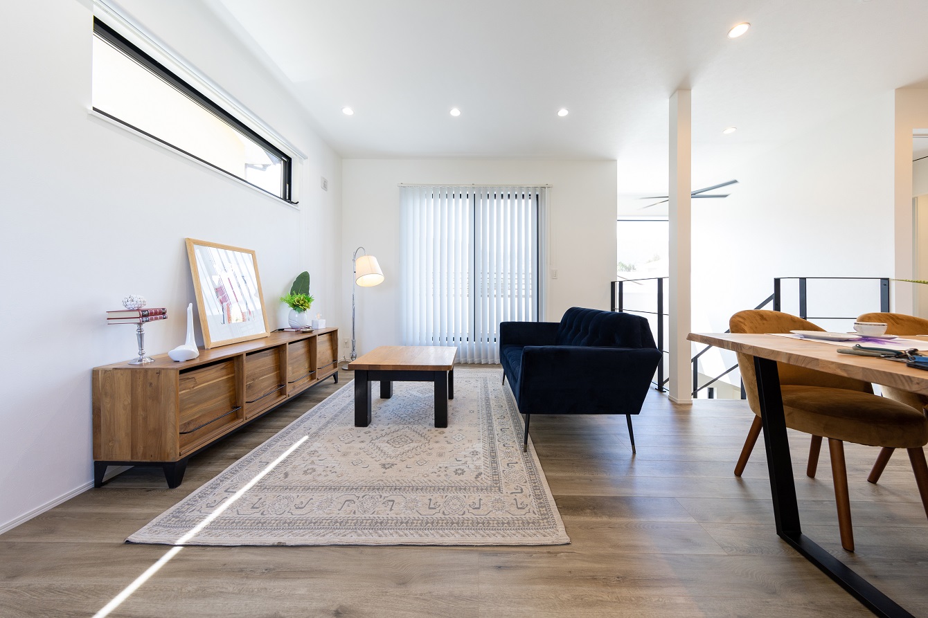 【東西に海と山を望む高台に建つマリンスタイルの家】