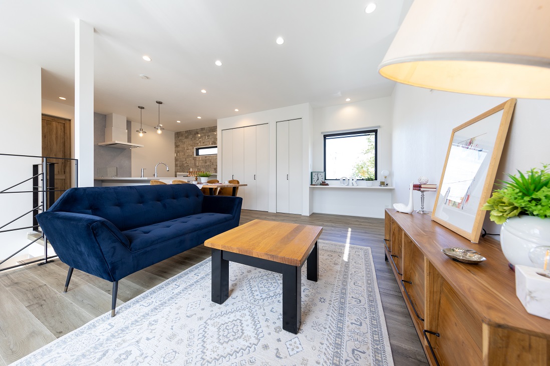 【東西に海と山を望む高台に建つマリンスタイルの家】