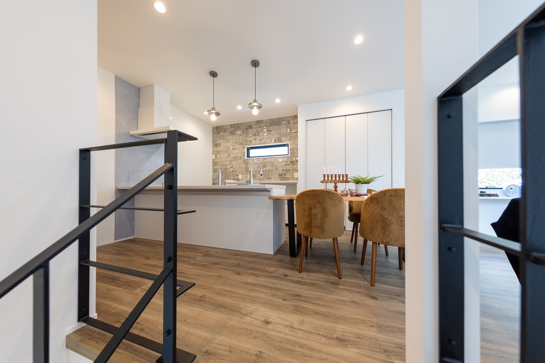 【東西に海と山を望む高台に建つマリンスタイルの家】