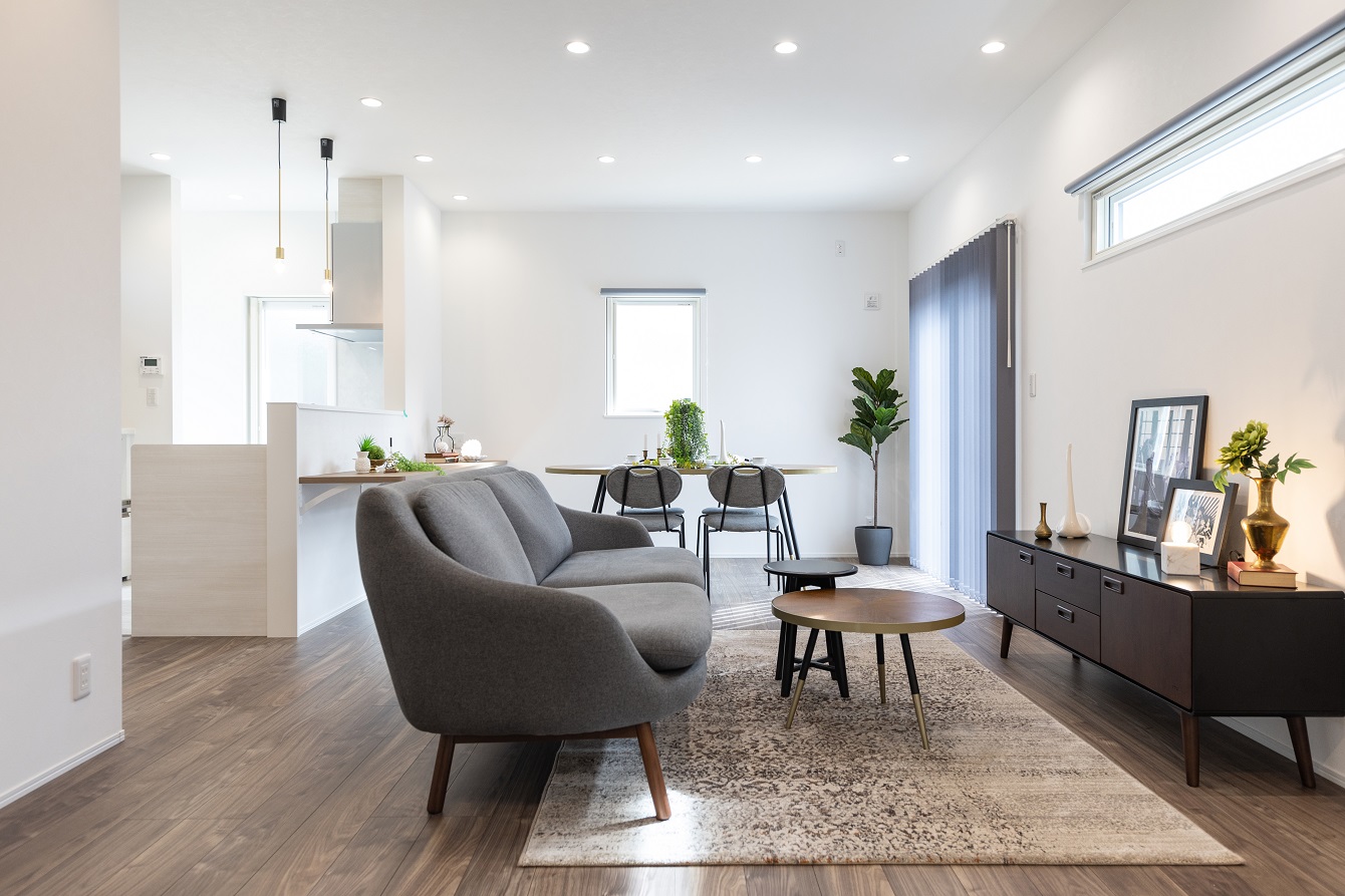 【仕切りも段差もない畳スペースを設けた広々リビング】