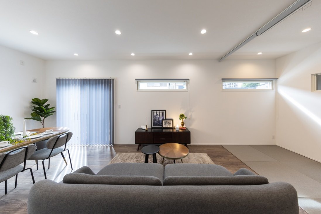 【仕切りも段差もない畳スペースを設けた広々リビング】