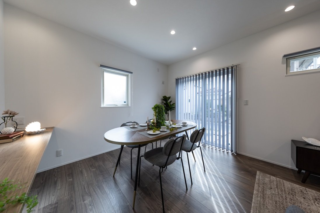 【仕切りも段差もない畳スペースを設けた広々リビング】