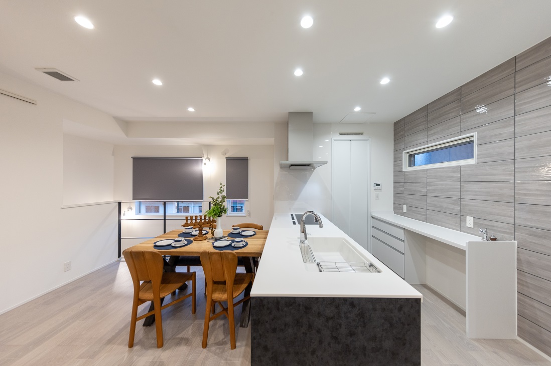 【趣味的空間をビルトインしたガレージハウス】