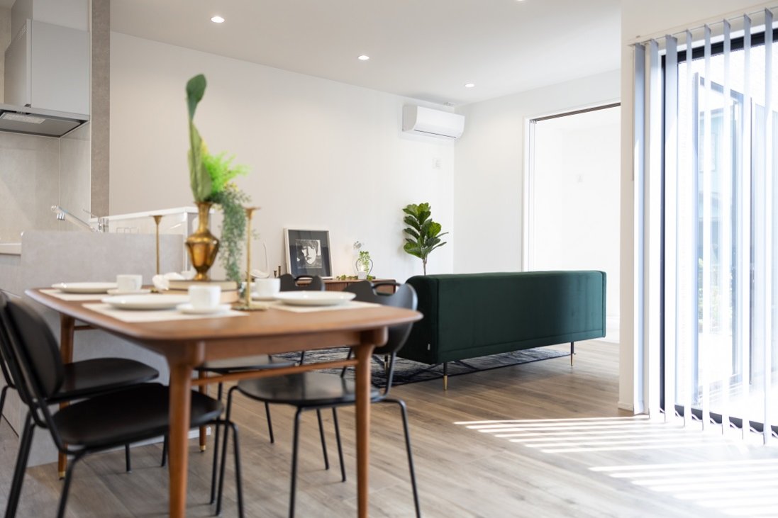 【L字のLDKがソトの空間との繋がりを生む家】