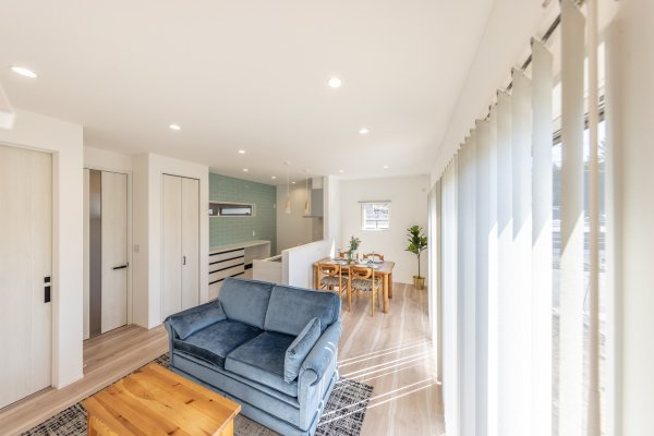 【海を感じるインテリアとカーポートのある家】