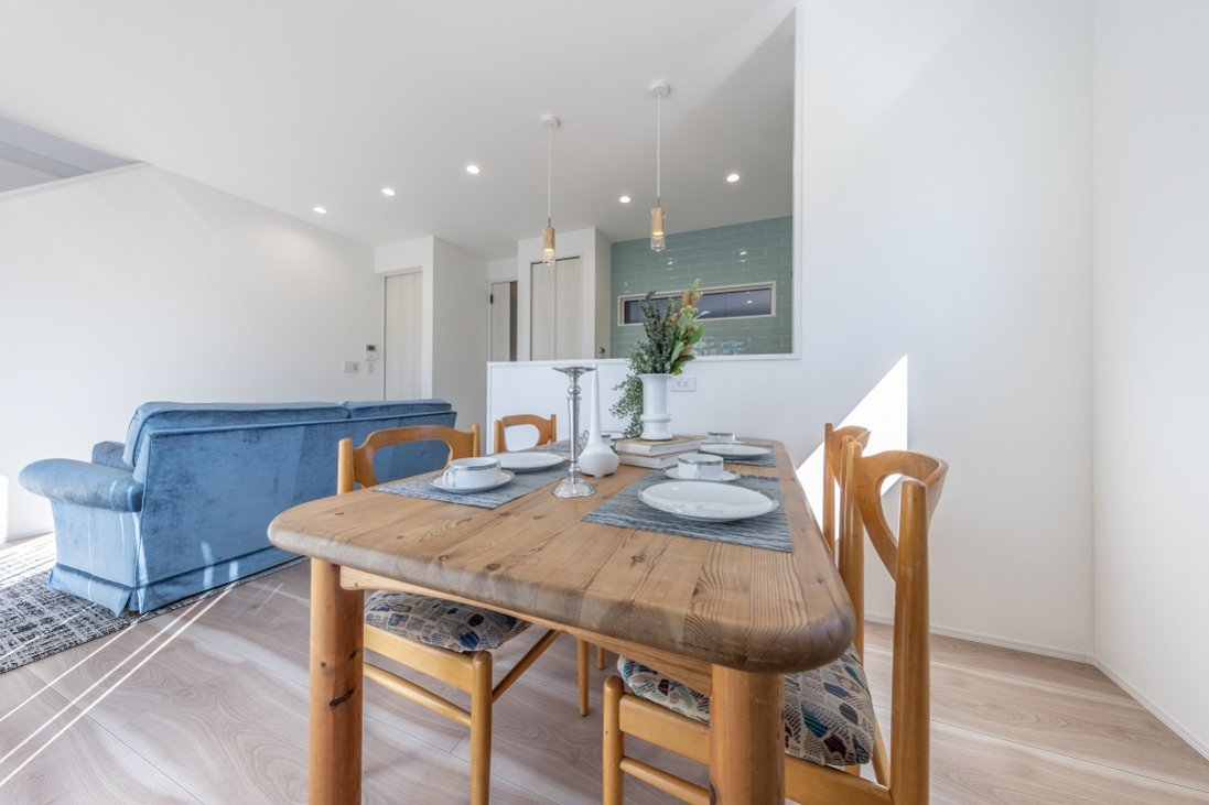 【海を感じるインテリアとカーポートのある家】