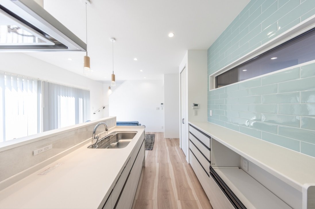 【海を感じるインテリアとカーポートのある家】