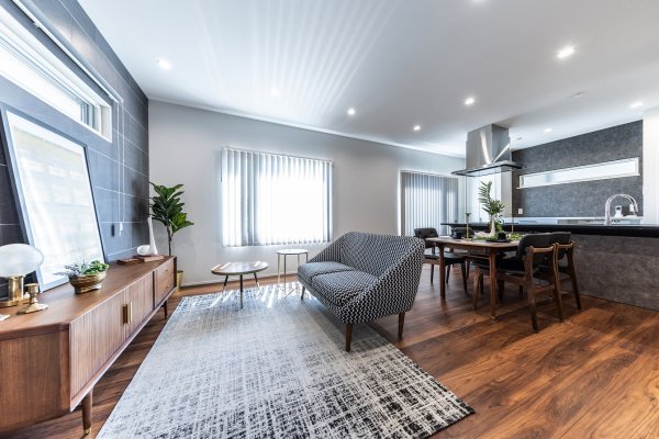 【アンテーク家具が映える2世帯が暮らす3階建ての家】