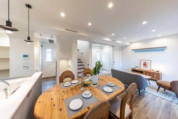 【ホワイトとウッドで調和のとれた"3階建て2世帯住宅"】