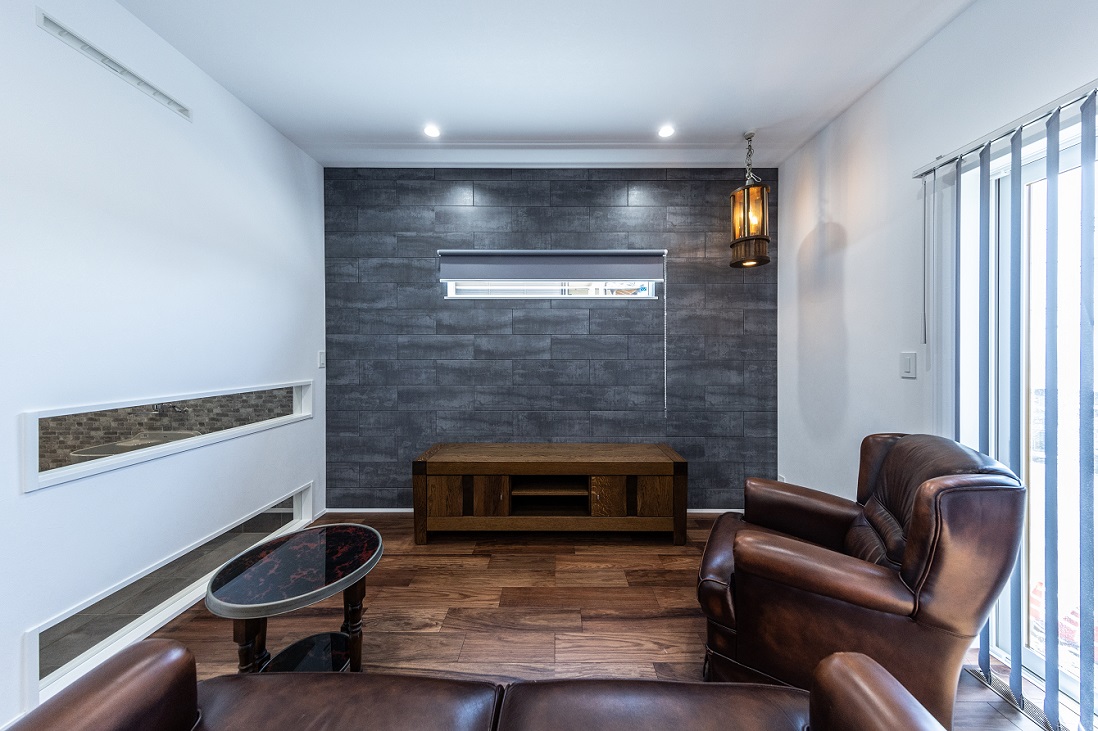 【趣味を愉しむダークカラーが映える家】