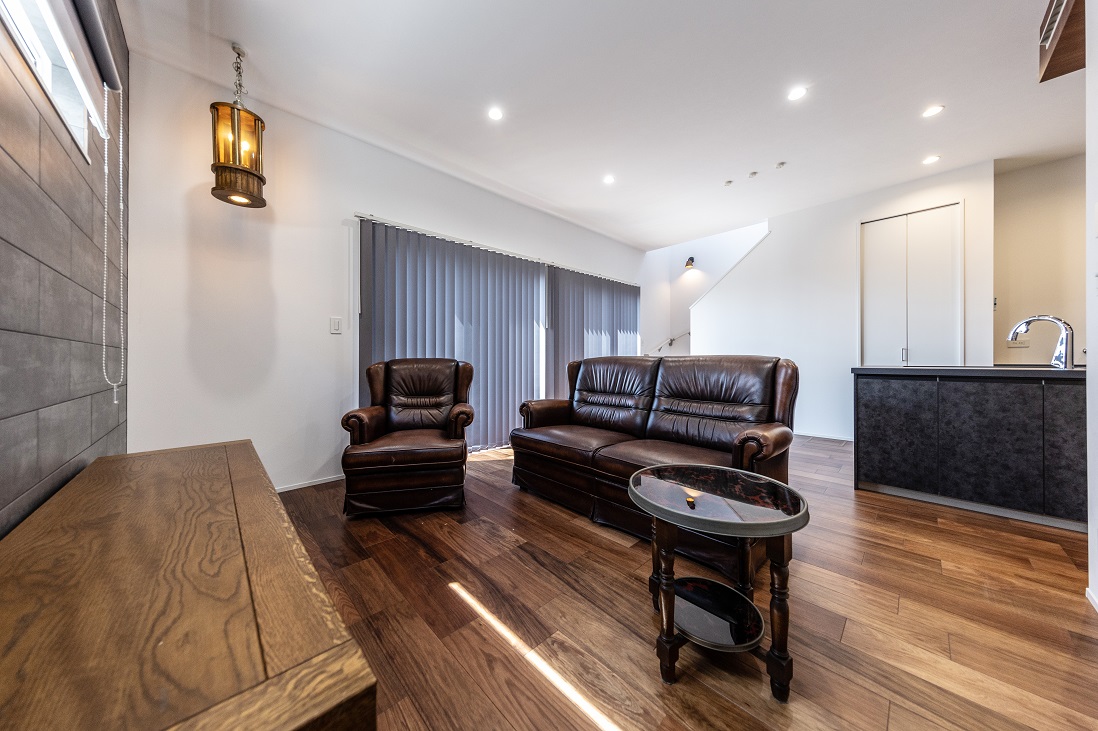 【趣味を愉しむダークカラーが映える家】