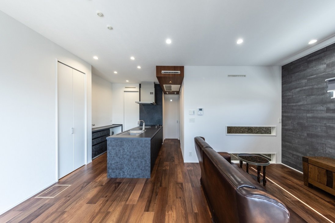 【趣味を愉しむダークカラーが映える家】