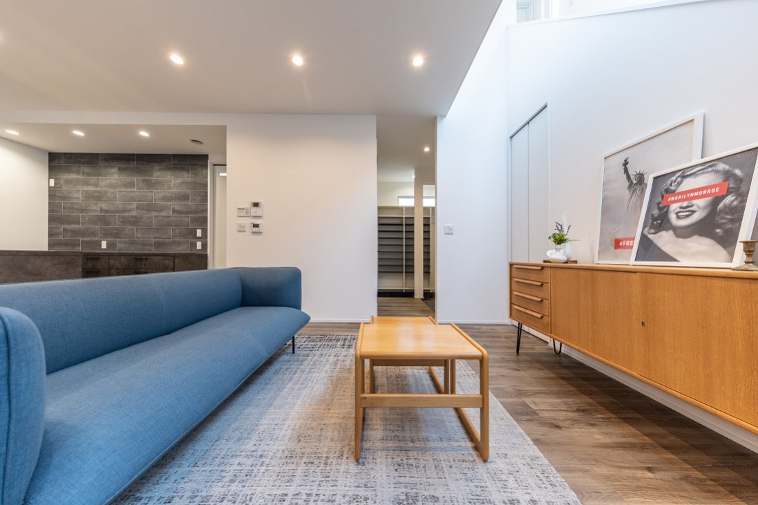 【シックでモダンな光が溢れる家】