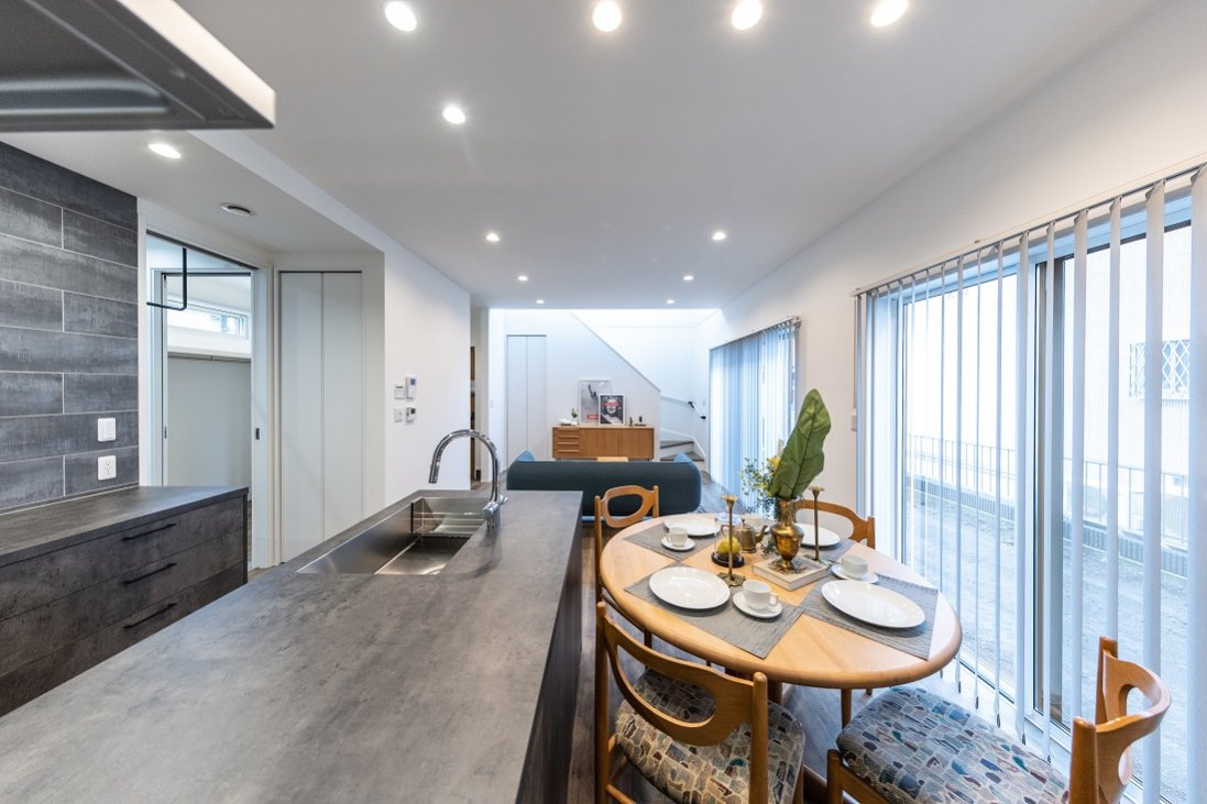 【シックでモダンな光が溢れる家】