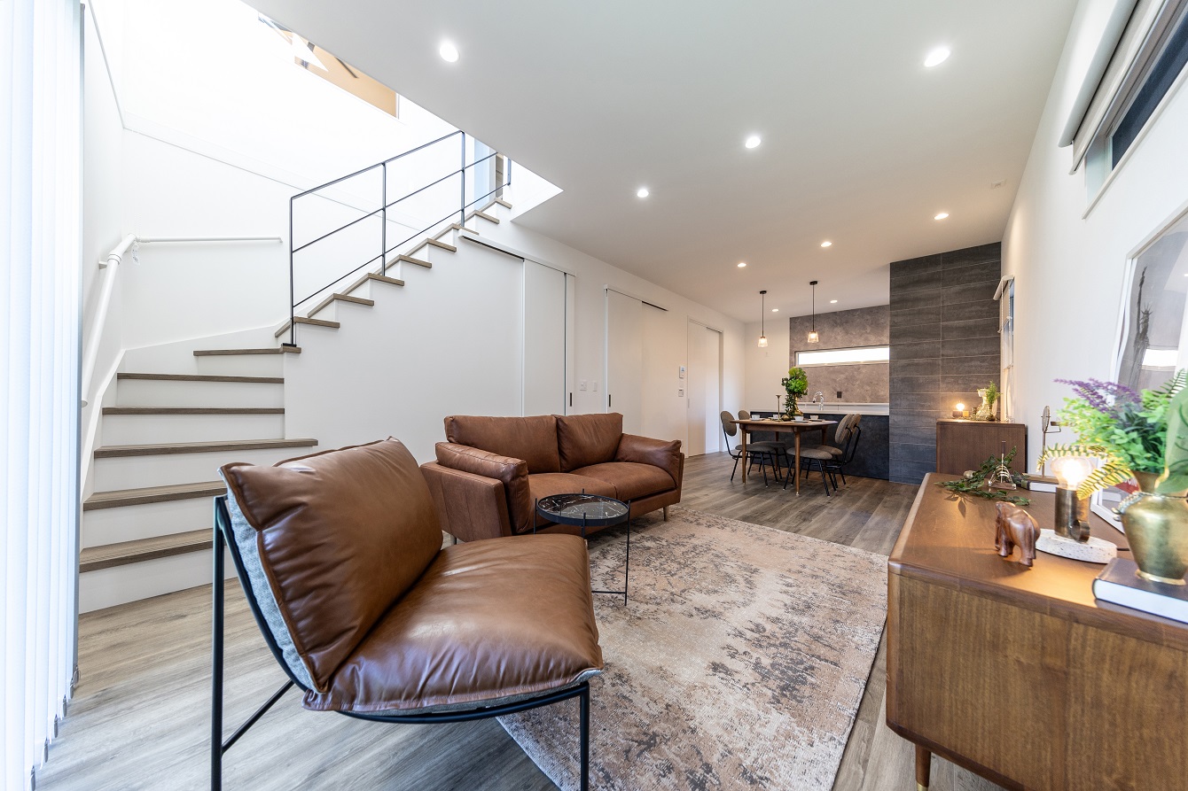 【モノトーンな内外装にウッドが印象的に配置されたお家】