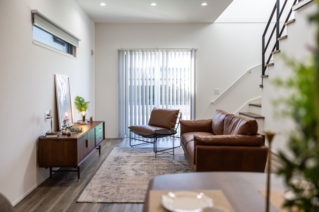 【モノトーンな内外装にウッドが印象的に配置されたお家】