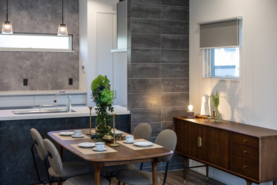 【モノトーンな内外装にウッドが印象的に配置されたお家】