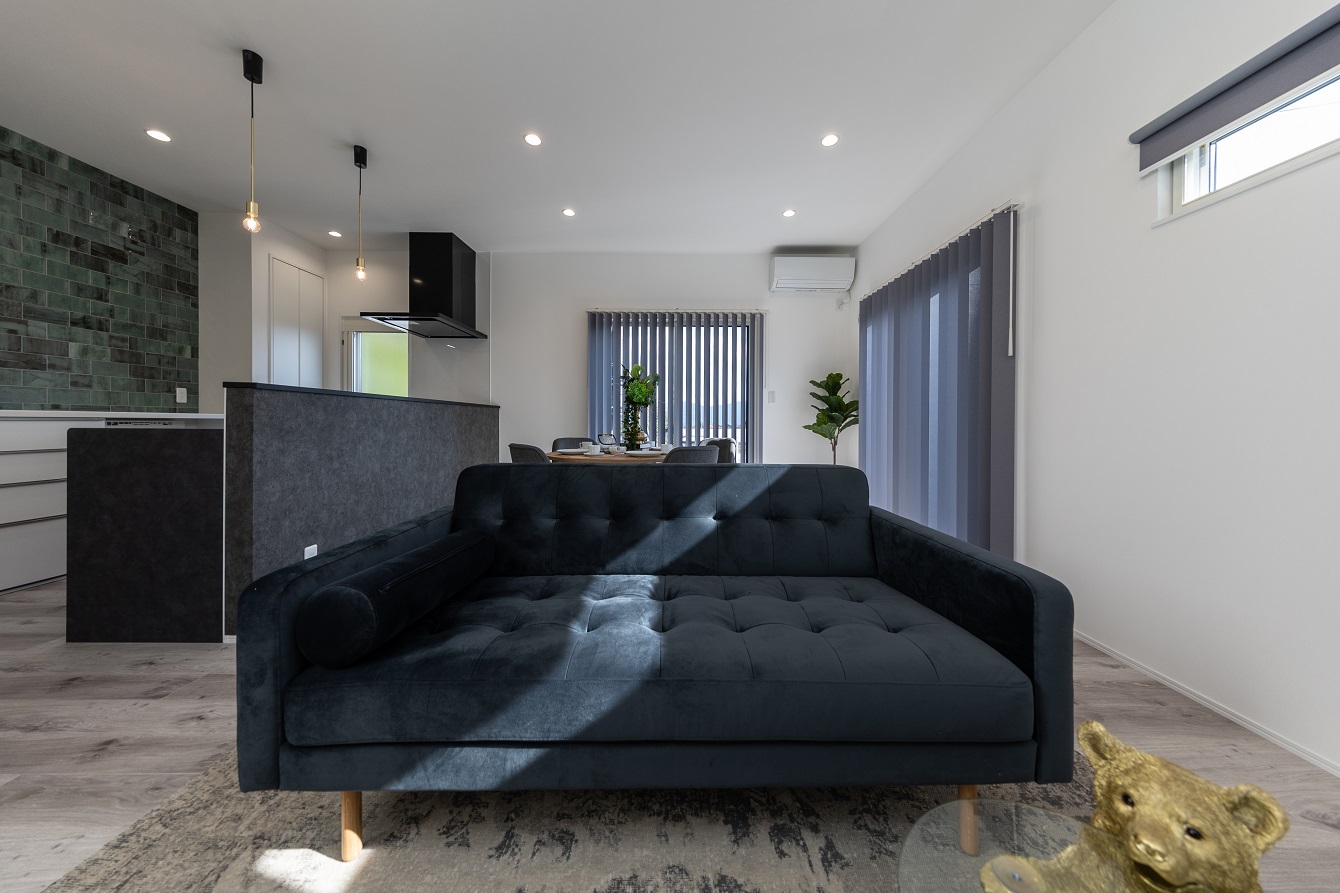 【柔しい空間に黒を効果的に使ったBLACK SURFな家】