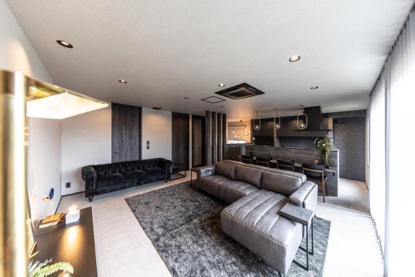 【非日常な空間が備わるスタジオ併用の住まい】