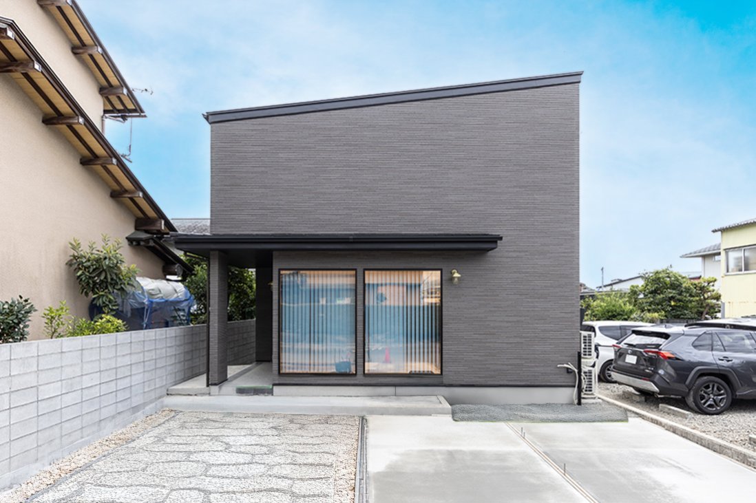 グレーと光による赤みを帯びたブラウンが温故知新的な雰囲気を醸し出す外観