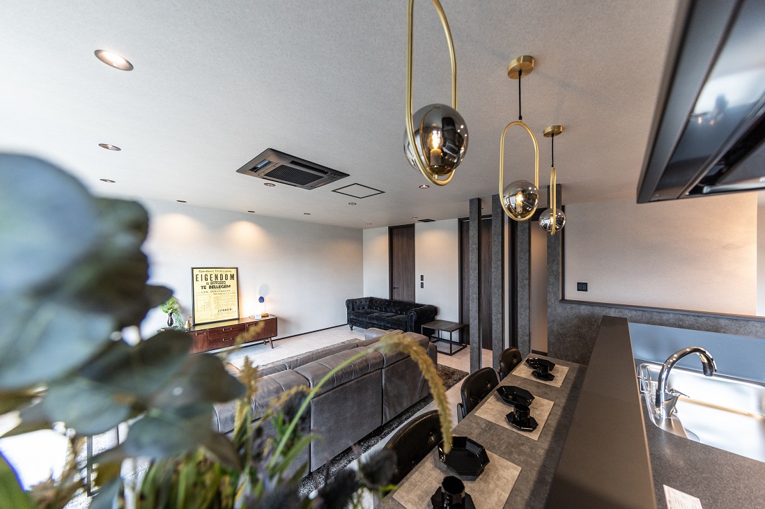 手元やキッチン内を見えないように工夫し、モダンな照明を際立たせた