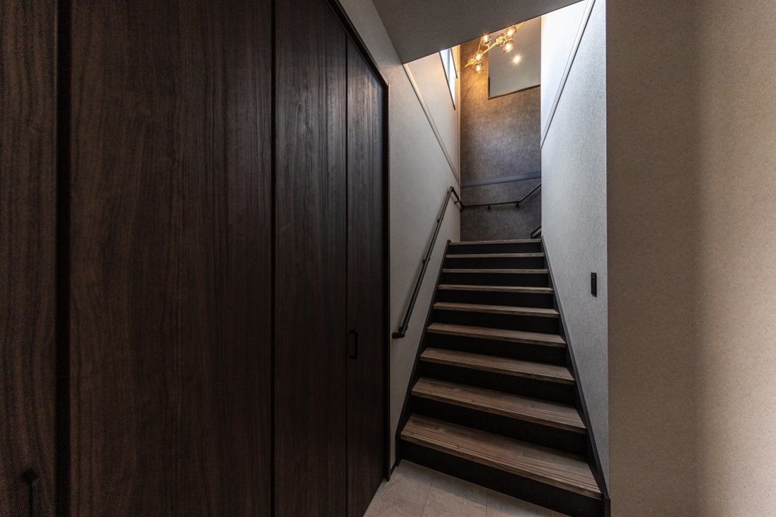 通常より幅広く設計した階段は、優雅なムードと開放感を演出してくれる