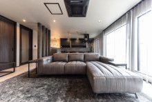 ウォルナットとグレーでコーディネートした空間をブラックで引き締めたLDK