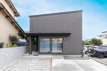 グレーと光による赤みを帯びたブラウンが温故知新的な雰囲気を醸し出す外観