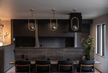 バーカウンターの装いも持つシックで落ち着いたなカウンターダイニング