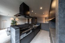 無機質で無彩色な空間にコーディネートした非日常を感じるキッチン