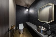 トイレも床・壁はもちろん照明やミラーと装飾にも拘ってホテルライクに！