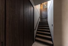 通常より幅広く設計した階段は、優雅なムードと開放感を演出してくれる