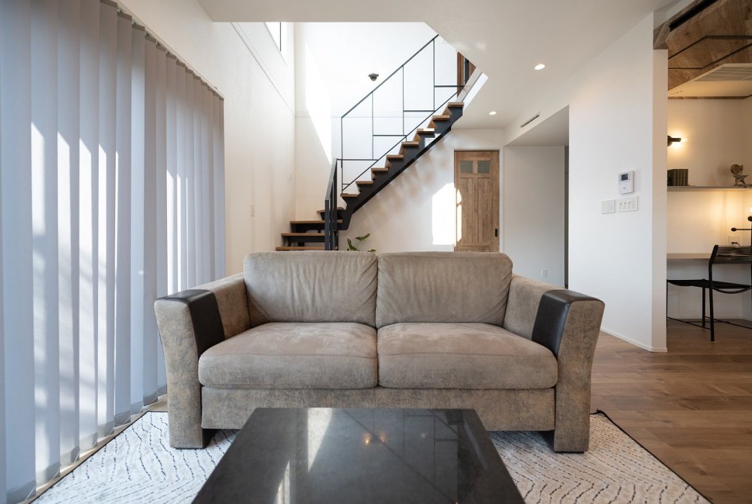 吹抜けのあるリビングは開放感を感じられ明るさをふんだんに取り込める空間に