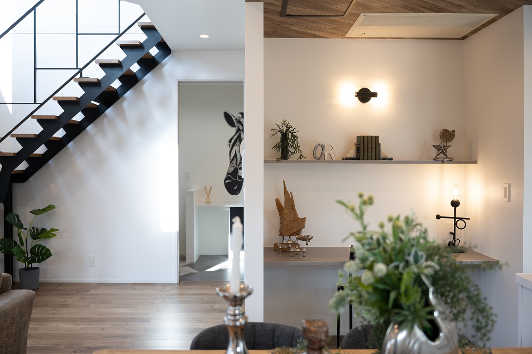 視線の先に抜け感を感じるスケルトン階段やテーブル越しのデスクスペースも開放的