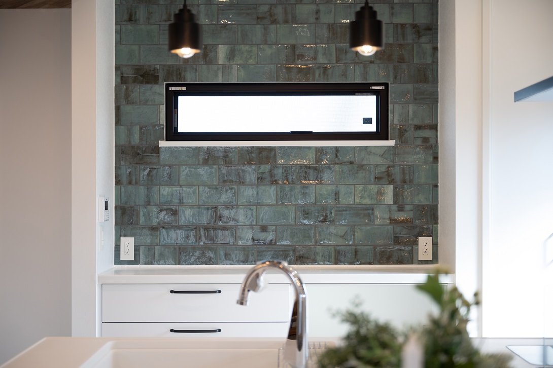 キッチン背面にタイルを施したアクセントウォールは、テンションUP