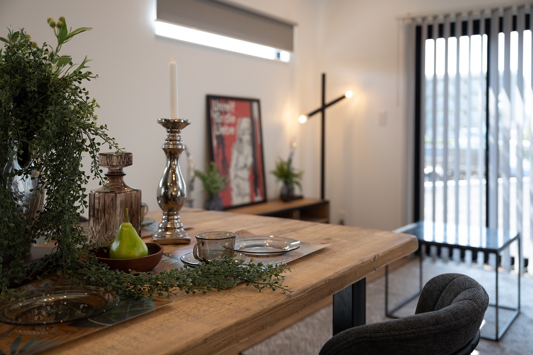 リビングに居る家族ともコミュニケーションが取りやすい配置のダイニングテーブル