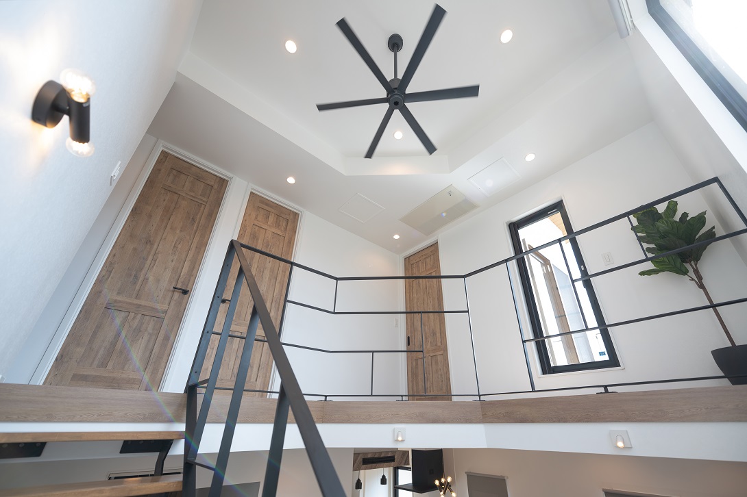 眺めるだけでもゆったりとした時間を感じられる吹抜けのシーリングファン