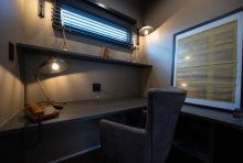 落ち着いた色合いでコーディネートした趣味部屋としてもつかえる書斎