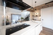 フルフラットでフルオープンのキッチンはリビングダイニングが見渡せる