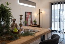 リビングに居る家族ともコミュニケーションが取りやすい配置のダイニングテーブル