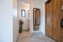 大容量な収納力のあるシューズインクローゼットがある開放的なエントランス