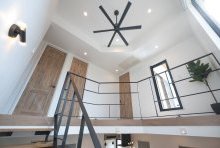 眺めるだけでもゆったりとした時間を感じられる吹抜けのシーリングファン