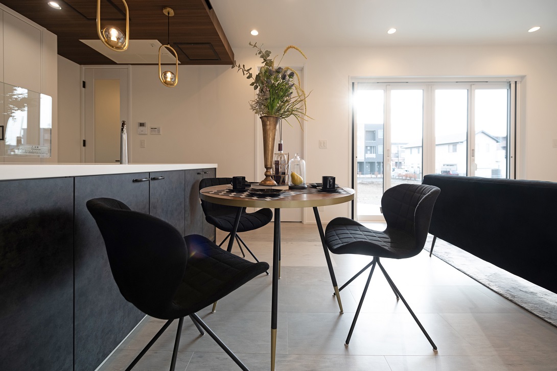 コンパクトなダイニングテーブルは、食事はもちろんカフェスタイルとしても◎