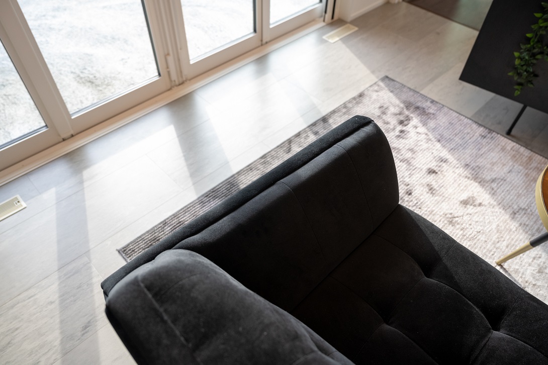 パティオからやさしい陽がワイドオープンの窓越しにそそぐリビング