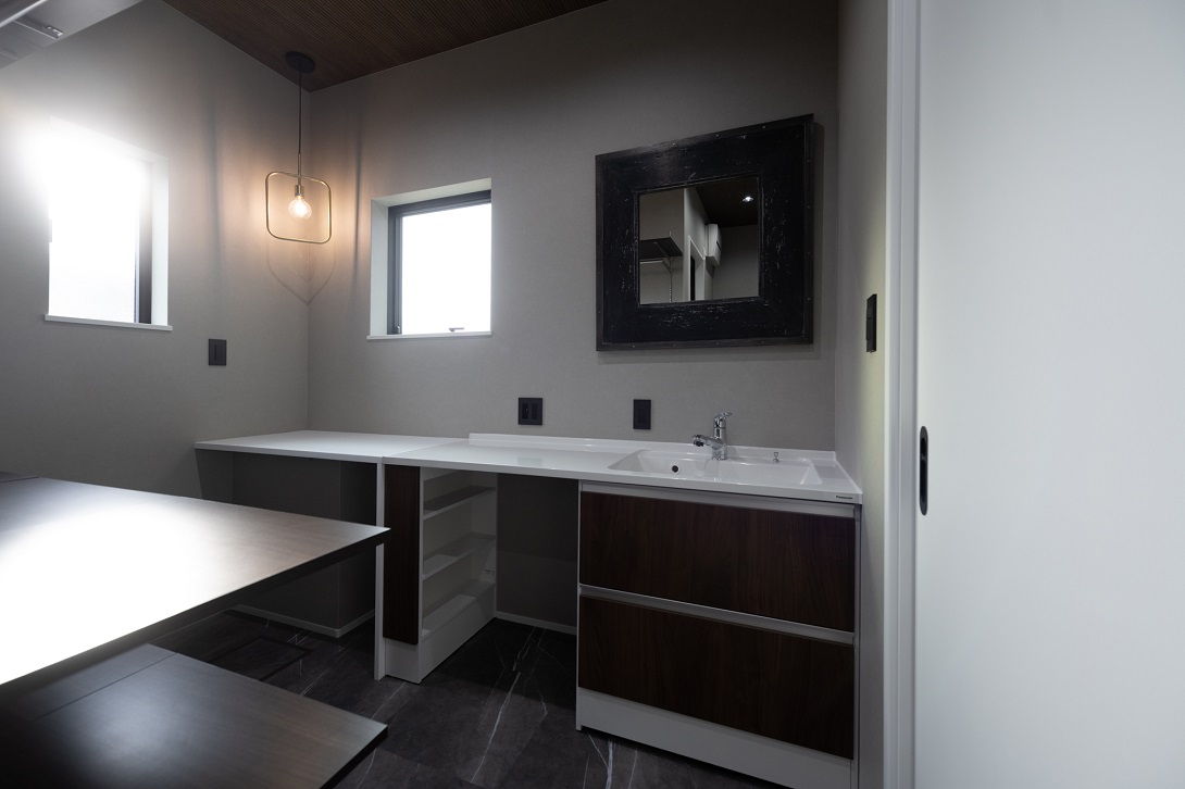 淡いグレーとホワイト、木目がラグジュアリーな空間を演出してくれる