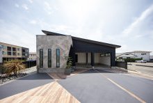 端正なファサードの外観は玄関扉が見えないことでよりスタイリッシュに