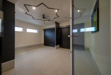 車２台を格納できるガレージはデザイン性が高く室内からも眺めることができる