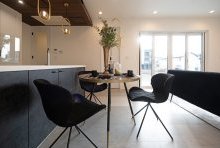 コンパクトなダイニングテーブルは、食事はもちろんカフェスタイルとしても◎