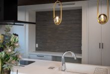 デザイン性の高いペンダントライトが優しく灯るキッチンとダイニング