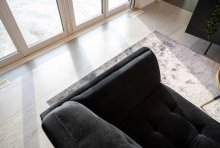 パティオからやさしい陽がワイドオープンの窓越しにそそぐリビング